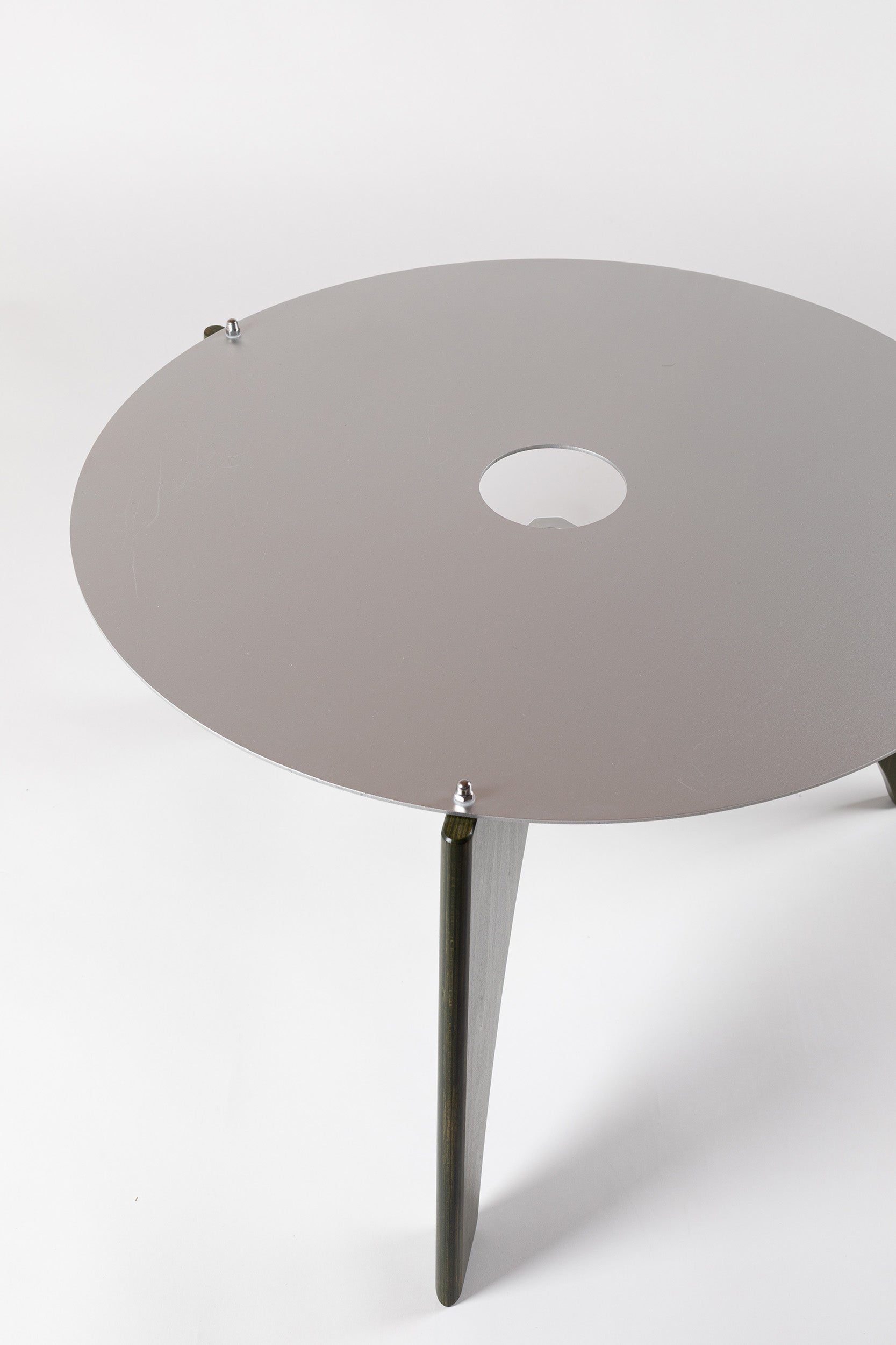 └ burg_side_table_/_olive