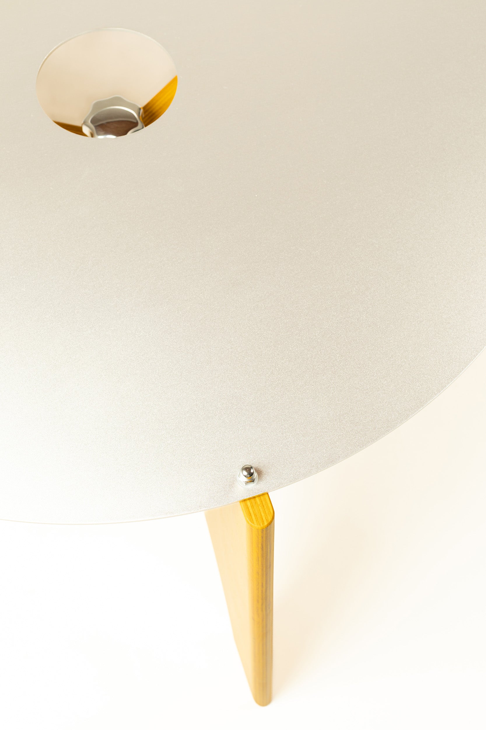 └ burg_side_table_/_lemon