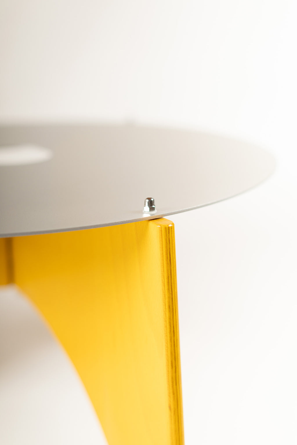 └ burg_side_table_/_lemon