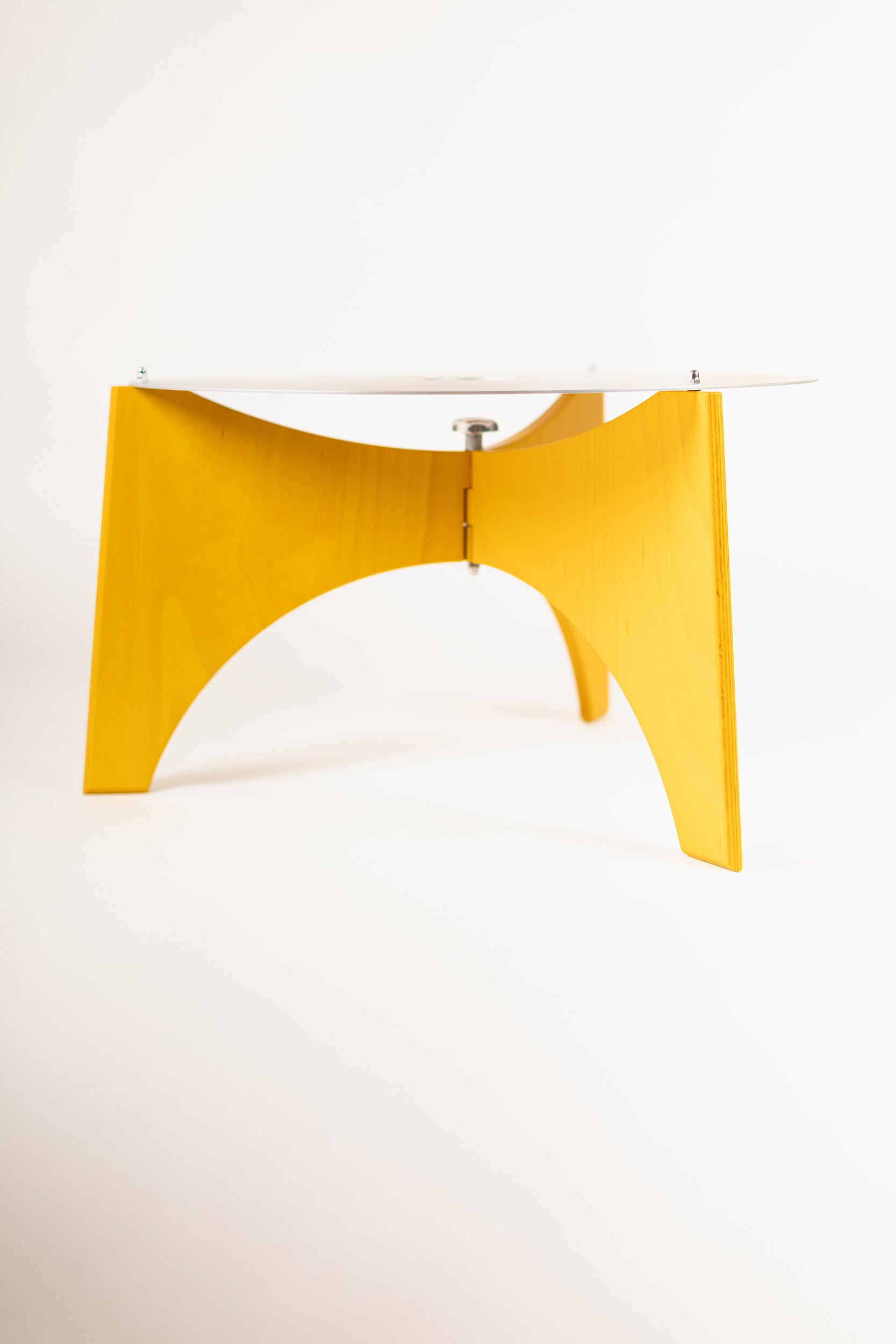 └ burg_side_table_/_lemon